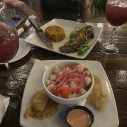 Ceviche con tostones y churrasco con arroz mamposteado Ceviche con tostones y churrasco con arroz mamposteado