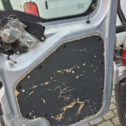 TC Rent - Essuie glace arrière cassé, les fils électriques sont à nu.