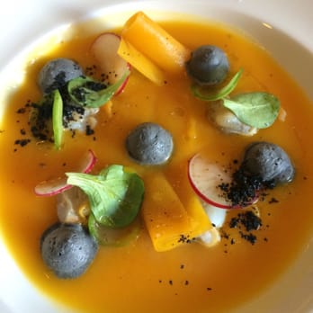 Lulu Rouget - Velouté de butternut, coques & crème montée à l'encre de sèche - French Near Me - Nantes, 44