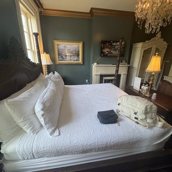 Justine Inn Savannah - Orleans room bed - Bed & Breakfast Near Me - Savannah, Georgia
