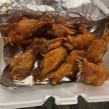 Brooklyn Heights Pizzeria - Crispy Wings, medium heat buffalo-style sauce - New American Near Me - Leander, Texas