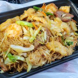 Chow Mein (thin noodles) with Combination meat & shrimp Chow Mein (thin noodles) with Combination meat & shrimp