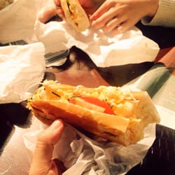 Magnifique - Mit Rührei belegtes Baguette.