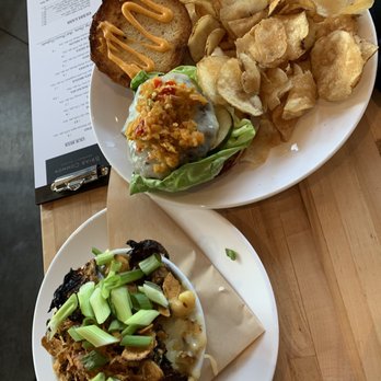 Briar Common Brewery + Eatery - Spicy mac and cheese and a common burger - New American Near Me - Denver, Colorado