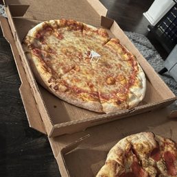 Big kahuna was plain cheese. Brooklyn with no basil. Disappointing. All large ordered, paid extra for just basic.