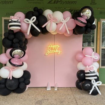 Vee’s Inflatable Dreams - Balloon Services Near Me