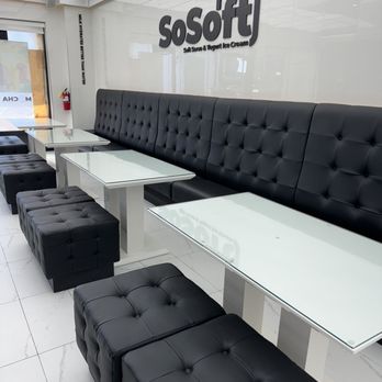 Mocha - Seating area - Ice Cream & Frozen Yogurt Near Me - Aurora, Colorado