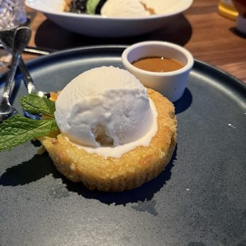 Yard House - Whiskey Caramel Butter Cake - American Near Me - Sparks, Nevada