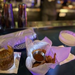 El Laundry Room - Shrimp appetizer with drinks.