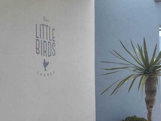 Bar restaurante Three Little Birds by null
