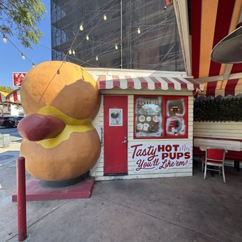 Tail O' the Pup - Outside - Burgers Near Me - West Hollywood, California Tail O' the Pup - Outside - Burgers Near Me - West Hollywood, California