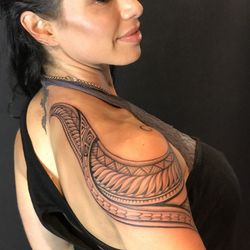 Islandtat Evolve - Dr. Gabrielle shoulder Island Tattoo