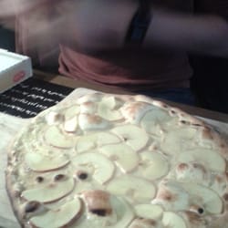 Le Chalet d'Etienne - Pizza dessert: pommes flambées au Calvados