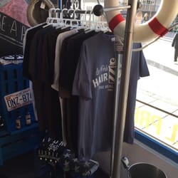 La Pelu Pirata - Camisetas a la venta de la "Pelu", junto con tu corte. Cuatro modelos distintos.