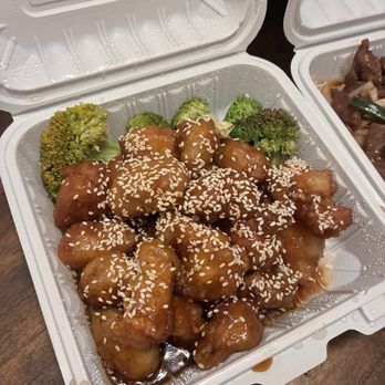 Bamboo Village Restaurant - 33. 芝麻雞 Sesame Chicken - Dim Sum Near Me - Seattle, Washington