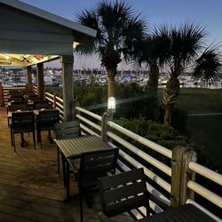 Coastal Kitchen - Outdoor seating