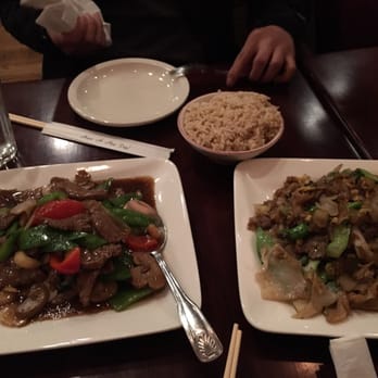Tiparos - Pad see ew beef and pepper steak - Thai Near Me - Chicago, Illinois