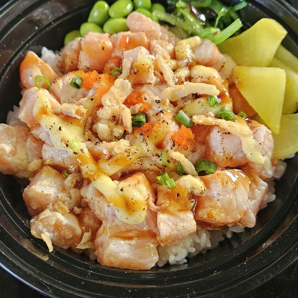 Fresh Bites Hawaii - Large salmon bowl with torched garlic mayo sauce - Poke Near Me - Honolulu, Hawaii Fresh Bites Hawaii - Large salmon bowl with torched garlic mayo sauce - Poke Near Me - Honolulu, Hawaii
