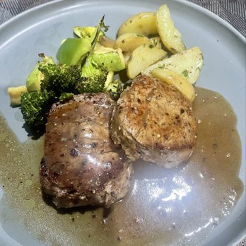Mito Restaurant & Wine Store - Beef Tenderloin grilled vegetables and roasted potatoes - Wine Bars Near Me - Zihuatanejo, GRO Mito Restaurant & Wine Store - Beef Tenderloin grilled vegetables and roasted potatoes - Wine Bars Near Me - Zihuatanejo, GRO