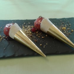 Denver Restaurant - Bola de queso recubierto de mermelada de fresa y tierra de quicos
