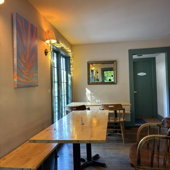 Maplewood Coffee & Tea - Interior space - Coffee & Tea Near Me - Portland, Oregon