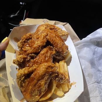 Rickettes - 4 piece chicken wing with fries - Barbeque Near Me - Chicago, Illinois