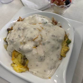 Dutchmaid Eatery & Gifts - The Dutch maid skillet: right combination of breakfast items put together the with gravy.Very filling and delicious. - American Near Me - Bremen, Indiana