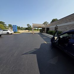 Rockford Eye & Laser Center - Narrow parking lot, very narrow entranceway
