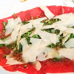 Como-Lario Da Bruno - Klassiker, insbesondere zur Sommerzeit: Carpaccio mit Rucola und Parmesan, frisch mariniert - nur mit Zitronensaft und Olivenöl