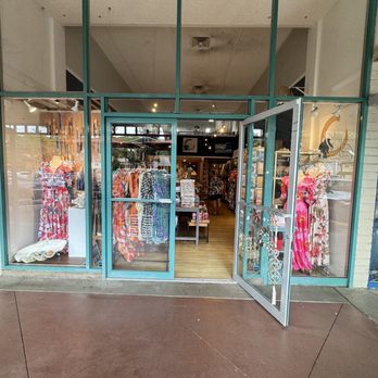 Classic Waves Boutique - Entrance - Women's Clothing Near Me - Kailua, Hawaii