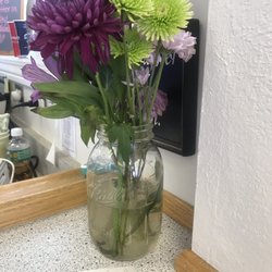 Kellys Island Seaway Deli - Fresh flowers on the counter and tables