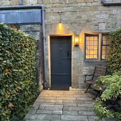 The Lygon Arms - Hotel room entrance