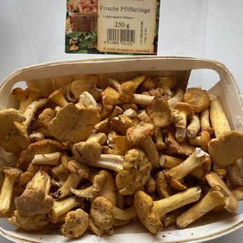 REWE City - Frische Pfifferlinge von Rewe City. Fresh chanterelles from Rewe City. - Grocery Near Me - Dusseldorf, NW REWE City - Frische Pfifferlinge von Rewe City. Fresh chanterelles from Rewe City. - Grocery Near Me - Dusseldorf, NW