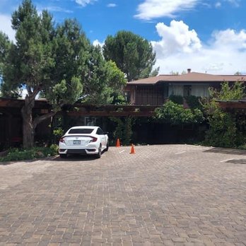 Lantern Light Inn - Ample parking for the number of units!  We had our ATV trailer and they were able to accommodate parking for us! - Hotels Near Me - Sedona, Arizona