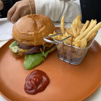 Braxton's Kitchen - Braxton's California Angus Beef Burger Lunch Basket of Fries - Breakfast & Brunch Near Me - Camarillo, California
