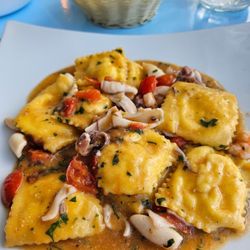 La Terrazza - Ravioli fatti in casa ripieni di branzino con sugo di pesce
