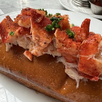 RH Courtyard Restaurant at RH Nashville - Lobster roll - Wine Bars Near Me - Nashville, Tennessee RH Courtyard Restaurant at RH Nashville - Lobster roll - Wine Bars Near Me - Nashville, Tennessee