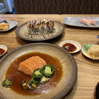 Mikuni - Spicy scallop and salmon hand roll, sakefin, the concord roll, white fish - Japanese Near Me - Concord, California Mikuni - Spicy scallop and salmon hand roll, sakefin, the concord roll, white fish - Japanese Near Me - Concord, California