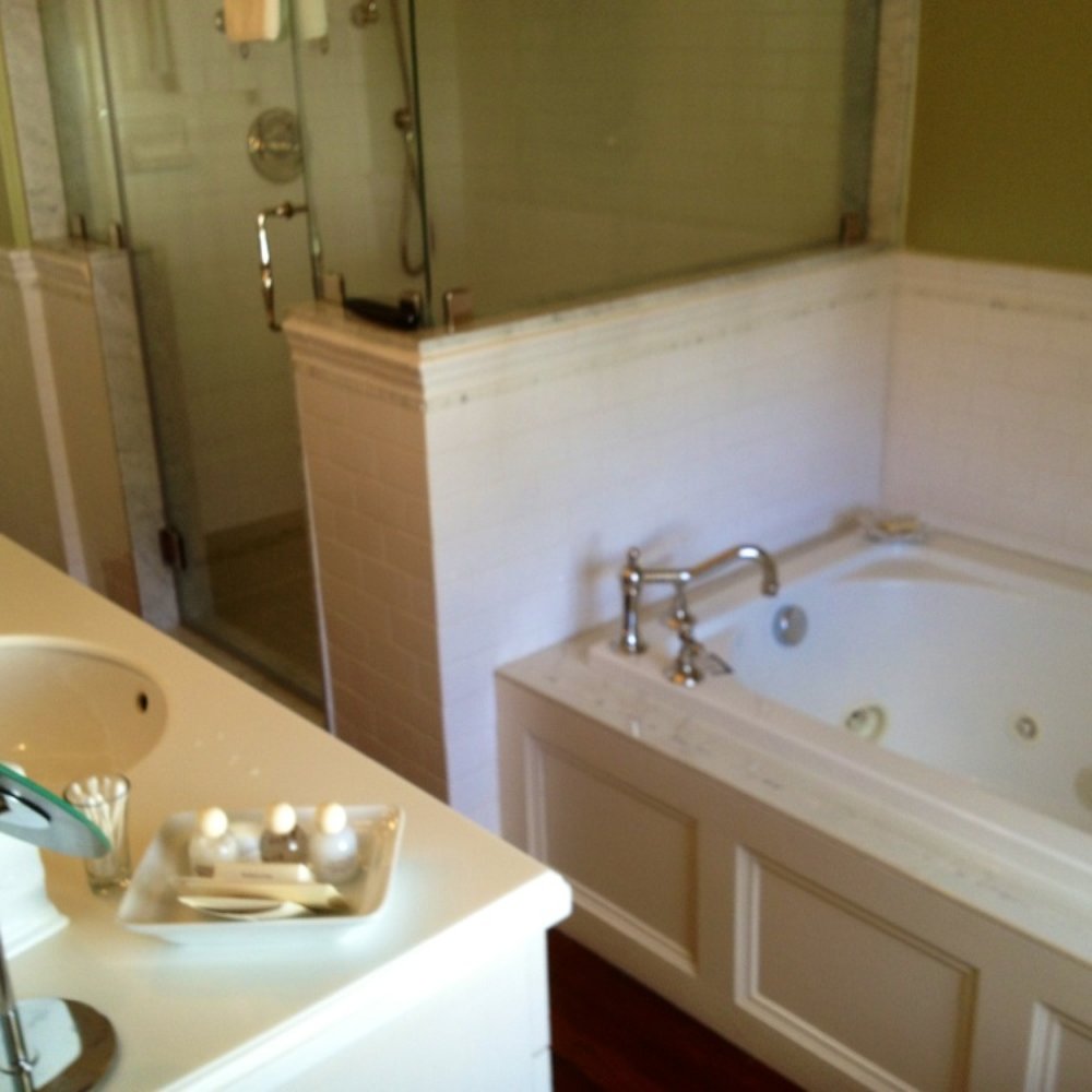 Hilltop Inn - Huge Bathrooms - Hotels Near Me - Newport, Rhode Island Hilltop Inn - Huge Bathrooms - Hotels Near Me - Newport, Rhode Island