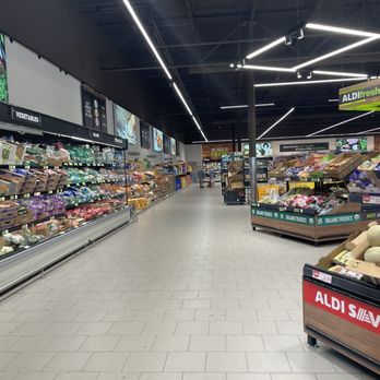 ALDI - a grocery store aisle with produce - Grocery Near Me - Moon Township, Pennsylvania