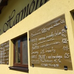 Restaurace Penzion Harmonie - Předzahrádka s menu na zdi.