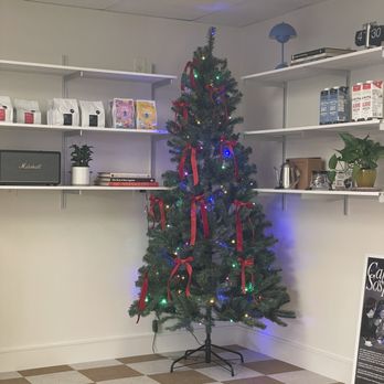 Tot Coffee - Interior with Christmas tree - Coffee & Tea Near Me - Redondo Beach, California Tot Coffee - Interior with Christmas tree - Coffee & Tea Near Me - Redondo Beach, California