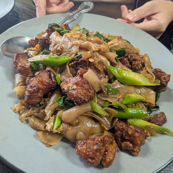 Luv2eat Thai Bistro - Pad see ew with crispy chicken - Thai Near Me - Los Angeles, California Luv2eat Thai Bistro - Pad see ew with crispy chicken - Thai Near Me - Los Angeles, California