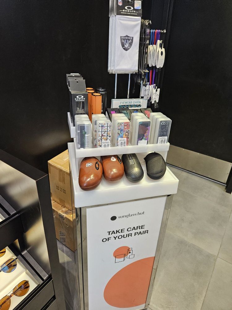 SUNGLASS HUT Updated July 2024 18 Photos & 31 Reviews 2202