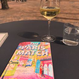 A fun meet cute, check it out and a glass of 2024 Modo, 50% savi blanc, 50% sémillion. A fun meet cute, check it out and a glass of 2024 Modo, 50% savi blanc, 50% sémillion.