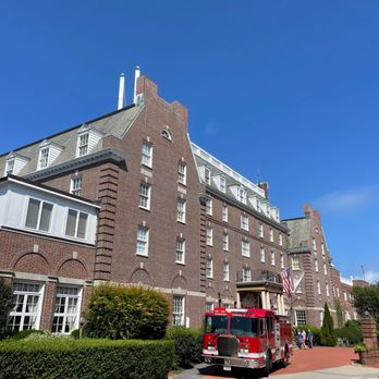 Hotel Viking - Looks nice on the outside. - Hotels Near Me - Newport, Rhode Island