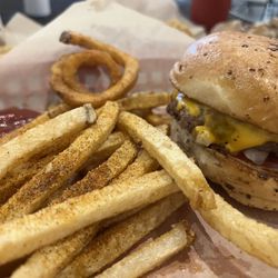 Sammy's Burgers & Brew - Regular Burger & fries
