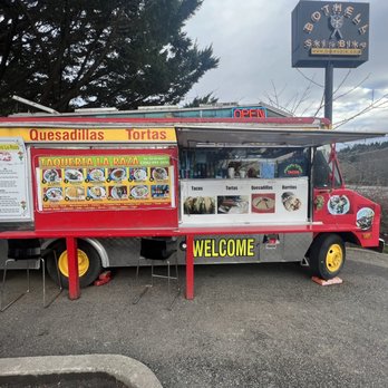 Taqueria La Raza - Taco truck with a seating area. - Tacos Near Me - Kenmore, Washington