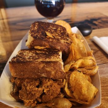 Myrtle Avenue Brewing - Chicken thigh sliders with chips - Breweries Near Me - Jacksonville, Florida Myrtle Avenue Brewing - Chicken thigh sliders with chips - Breweries Near Me - Jacksonville, Florida