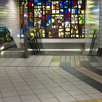 U-Bahnhof Lutterothstraße - Glasgebilde im Bahnhof. - Metro Stations Near Me - Hamburg, HH